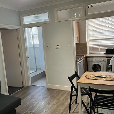 Complete One Bedroom Flat In Chiswick London, Fully Furnished Buitenkant foto