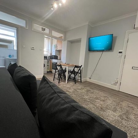 Complete One Bedroom Flat In Chiswick London, Fully Furnished Buitenkant foto