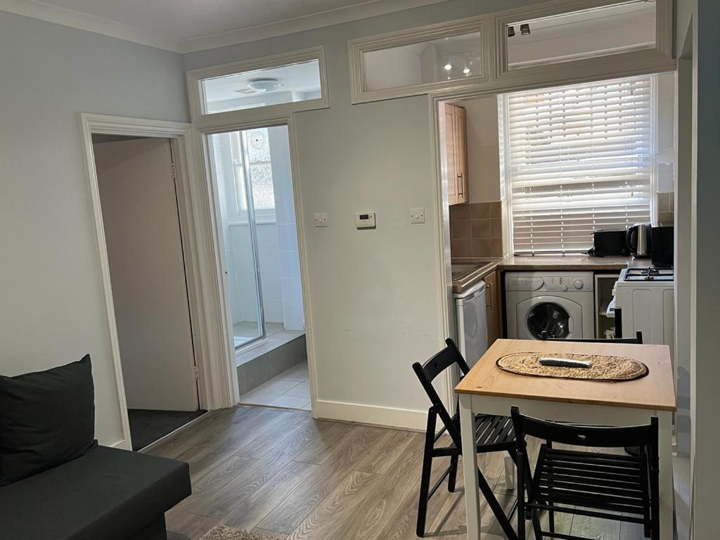 Complete One Bedroom Flat In Chiswick London, Fully Furnished Buitenkant foto