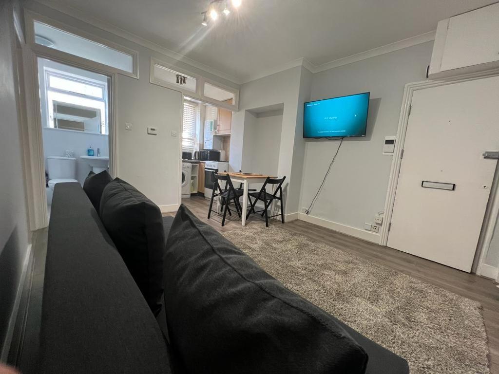 Complete One Bedroom Flat In Chiswick London, Fully Furnished Buitenkant foto