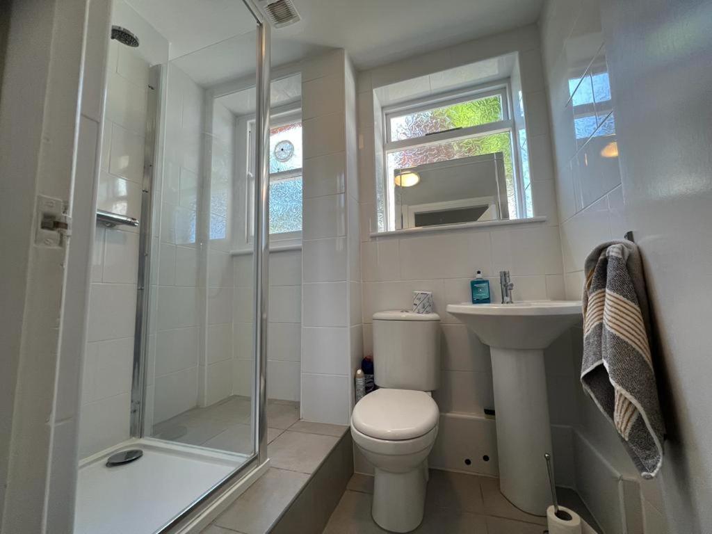 Complete One Bedroom Flat In Chiswick London, Fully Furnished Buitenkant foto