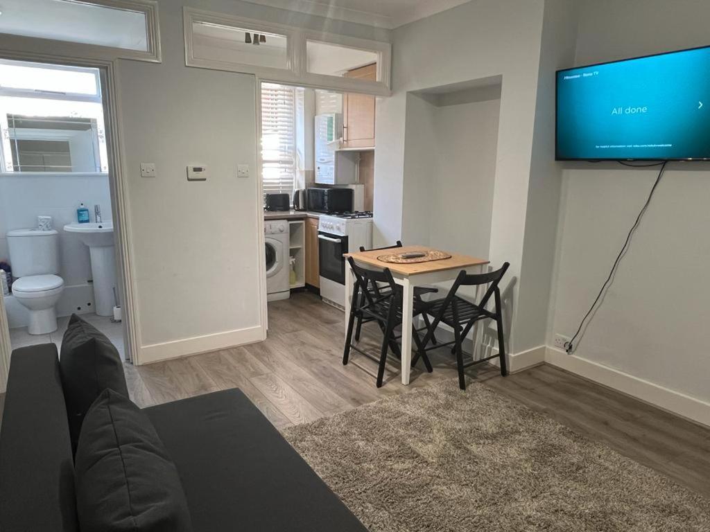 Complete One Bedroom Flat In Chiswick London, Fully Furnished Buitenkant foto